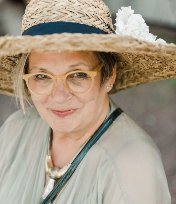 AH-sällskapet i sorg: Birgit Carlstén 1949 - 2025 - Alf Henrikson ...